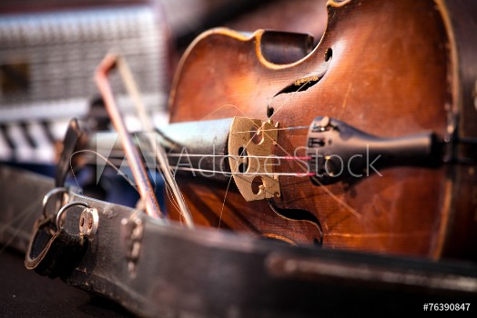 Bild på Vintage old used violin and bow